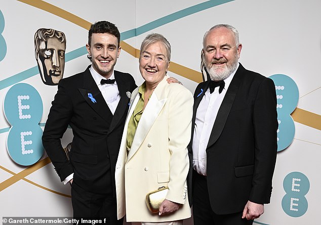 Letzte Nacht zollte Paul seinen Eltern, Dearbhla und Paul Sr., Tribut, die „nie Nein gesagt haben“, als er seiner Mutter unter Tränen alles Gute wünschte, während sie sich einer Krebsbehandlung unterzieht (abgebildet mit seinen Eltern bei den BAFTAs 2023).