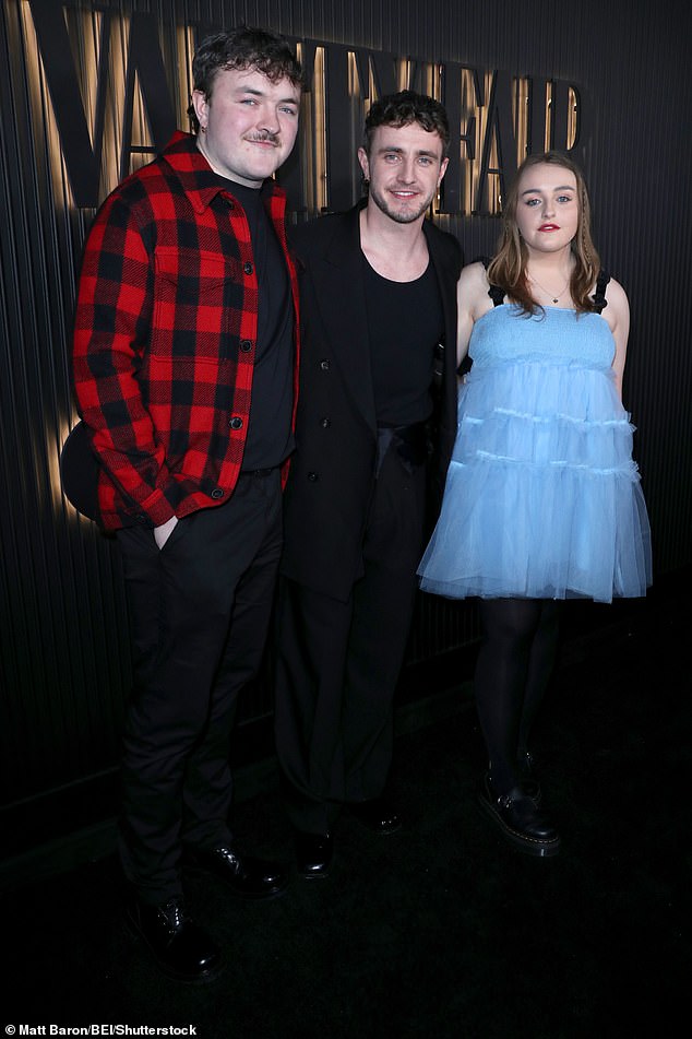 Paul wurde letzten Monat von seinem Bruder Donnacha und seiner Schwester Nell auf der Post-Oscars-Party von Vanity Fair begleitet, wo die bodenständige Donnacha ein kariertes schwarz-rotes Hemd trug