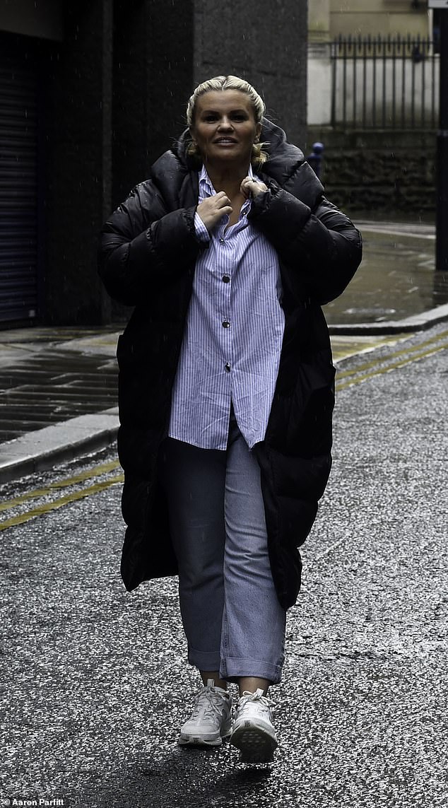 Sieht gut aus: Während Kerry in guter Stimmung aussah, trug sie einen gepolsterten schwarzen Dior-Mantel über einem blauen Hemd und Jeans