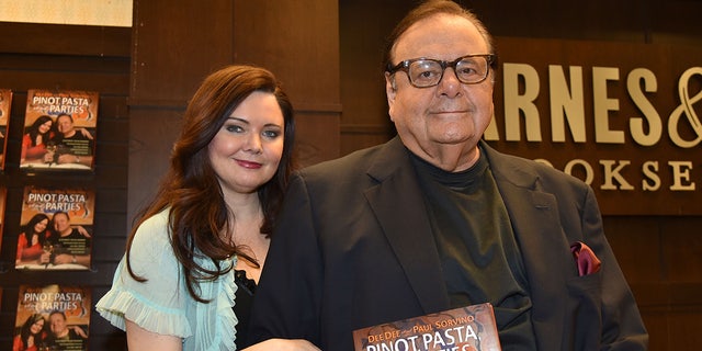 2017 arbeitete das Paar an einem Buch mit dem Titel "Pinot, Pasta und Partys," die einige ihrer Lieblingsrezepte enthüllten, die sie gemeinsam zubereiten und teilen konnten.