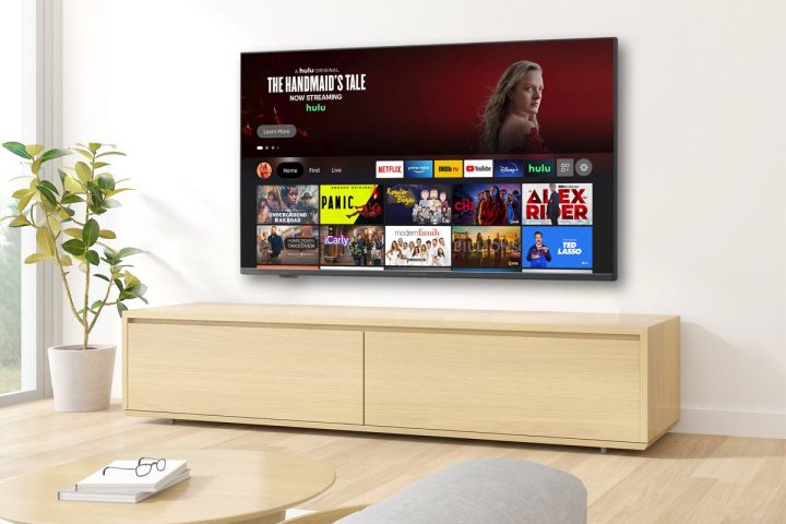 Der Insignia 50-Zoll-4K-Smart-Fire-TV der F30-Serie hängt in einem Wohnzimmer.