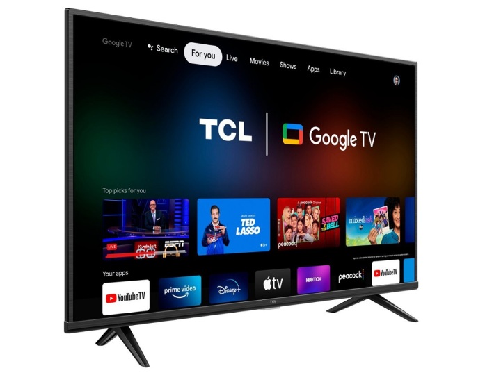 Der 4K-Fernseher der TCL 4-Serie auf weißem Hintergrund mit der Google TV-Oberfläche.