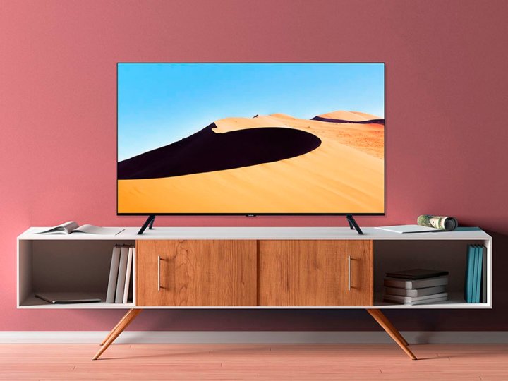 Der 75-Zoll-LED-4K-Smart-TV von Samsung auf einem Medienschrank.