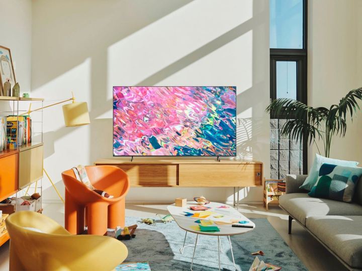 Der Samsung Q60B QLED Smart TV steht auf einem Medienschrank in einem Wohnzimmer.