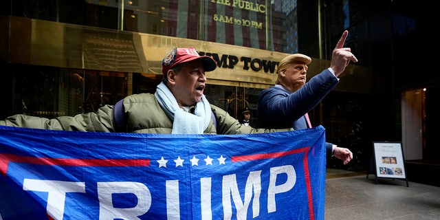 Demonstranten für und gegen den ehemaligen Präsidenten haben sich vor dem Trump Tower in New York City versammelt.