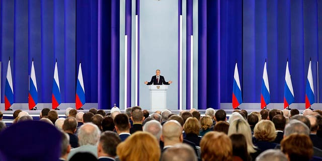 Der russische Präsident Wladimir Putin gestikuliert, als er am 21. Februar 2023 in Moskau seine jährliche Rede zur Lage der Nation hält.