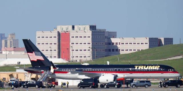 Das Flugzeug von Ex-Präsident Donald Trump steht am Montag auf dem Rollfeld des Flughafens LaGuardia.