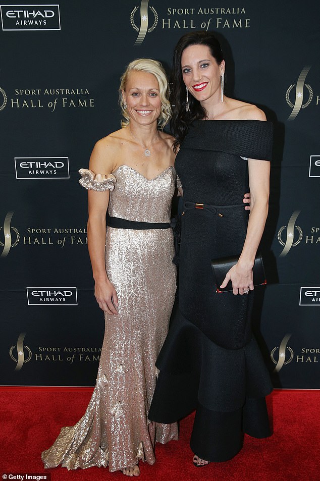 AFLW-Star Erin Phillips (links) und Ehefrau Tracey Phillips posieren beim jährlichen Einführungs- und Preisgaladinner der Sport Australia Hall of Fame