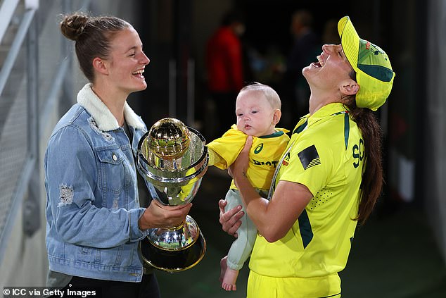 Megan Schutt aus Australien, Frau Jess und Tochter Rylee feiern mit der Trophäe, nachdem Australien den ICC Women's Cricket World Cup 2022 gewonnen hat