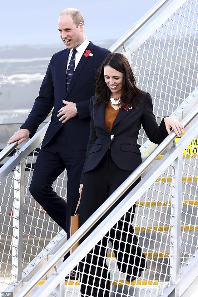 Prinz William und Jacinda Ardern während seines Alleinbesuchs in Neuseeland im Jahr 2019, wo er an ANZAC-Zeremonien teilnahm und die beiden Moscheen besuchte, in denen ein Schütze im März dieses Jahres 50 Menschen tötete
