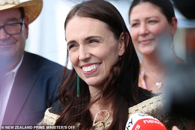 Die neuseeländische Premierministerin trug bei ihrem letzten öffentlichen Engagement, bei dem sie im Januar die Maori-Siedlung Ratana auf der Nordinsel besuchte, einen Maori-Umhang