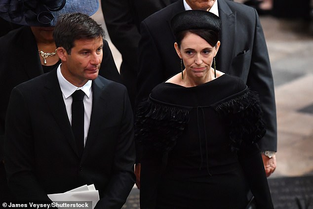 Im Bild: Jacinda trägt während der Beerdigung der verstorbenen Königin im September 2022 einen maßgefertigten Feder-Kākahu, einen traditionellen Umhang, der von der Maori-Designerin Kiri Nathan für diesen Anlass angefertigt wurde