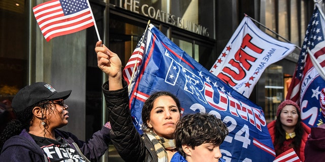 Unterstützer des ehemaligen US-Präsidenten Donald Trump vor dem Trump Tower in New York, USA, am Montag, 3. April 2023. 