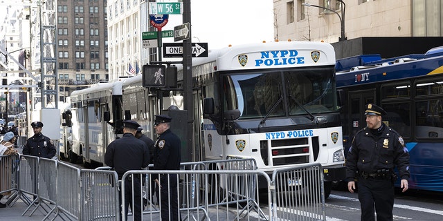 Mitglieder des New York Police Department (NYPD) vor dem Trump Tower in New York, USA, am Montag, den 3. April 2023. 