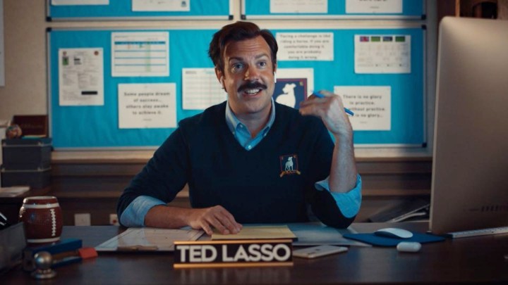 Ted sitzt an seinem Schreibtisch in Ted Lasso.