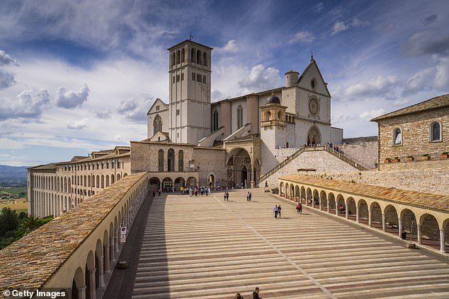 Wie durch ein Wunder erhalten: Die Basilika St. Franziskus ist laut Michael die „größte“ Kirche der Stadt