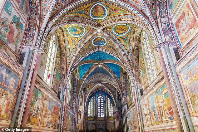 Das prächtige Innere der Basilika des Heiligen Franziskus, das einige wunderbare Giotto-Fresken beherbergt