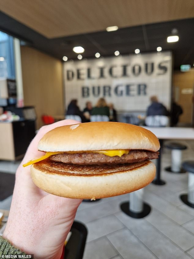 Im Bild: ein Foto eines McDonald's-Hamburgers, das in der Filiale in Welshpool aufgenommen wurde.  Der Küchenchef nannte das Restaurant unter seinen drei besten Restaurants