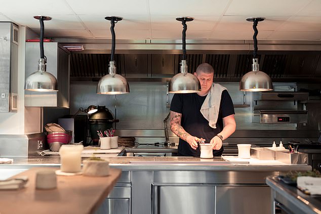 Gareth Ward (im Bild) ist der Besitzer des Restaurants Ynyshir mit Room s , das letzten Sommer bei den Estrella Damm National Restaurant Awards den Preis für das beste Restaurant Großbritanniens gewonnen hat