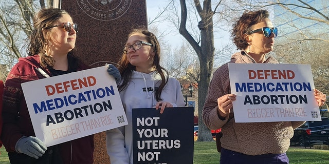 Befürworter des Rechts auf Abtreibung versammeln sich am 15. März 2023 vor dem J Marvin Jones Federal Building and Courthouse in Amarillo, Texas. 