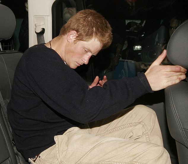 Prinz Harry ist im August 2006 vor dem Cuckoo Club abgebildet