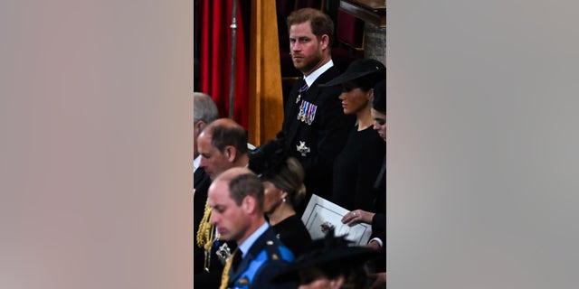 Prinz Harry, Herzog von Sussex, und Meghan, Herzogin von Sussex, nehmen am 19. September 2022 in London am Staatsbegräbnis von Königin Elizabeth II. in der Westminster Abbey teil.