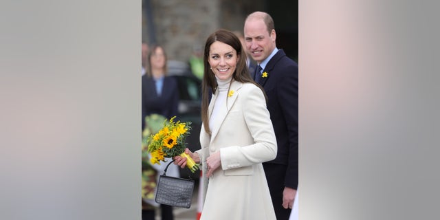 Mehrere königliche Experten glauben, dass Prinz William und seine Frau Kate Middleton am Krönungswochenende Abstand zu den Sussexes halten werden.