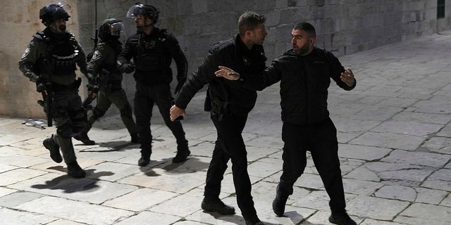 Ein palästinensischer Gläubiger wird von der israelischen Polizei auf dem Gelände der Al-Aqsa-Moschee nach einer Razzia in der Altstadt von Jerusalem während des muslimischen heiligen Monats Ramadan am Mittwoch, dem 5. 