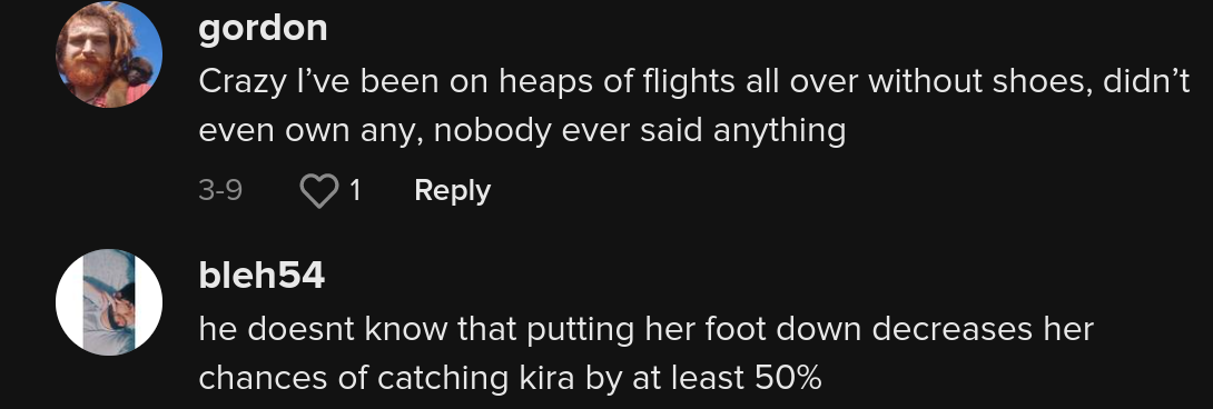 Frauen ziehen Schuhe im Flugzeug aus