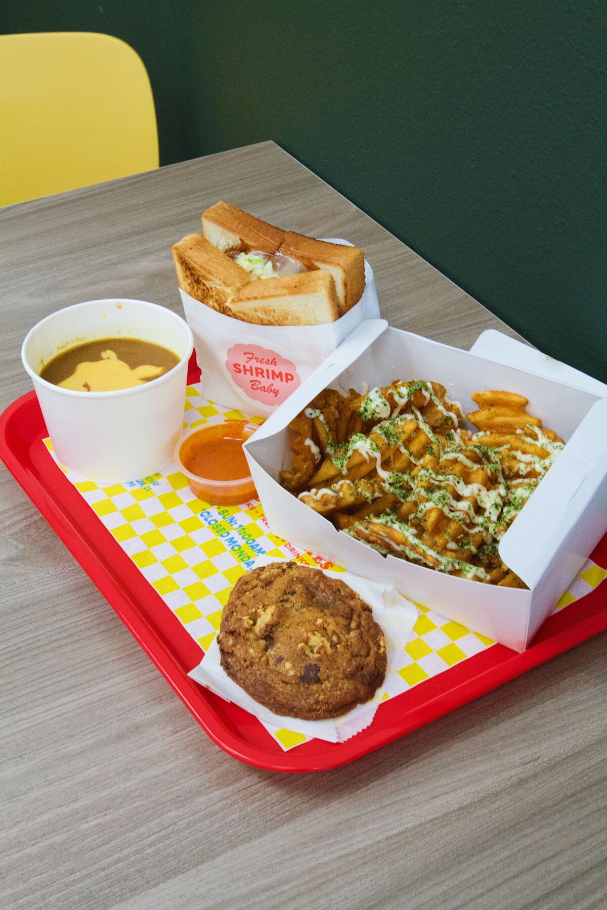 Garnelen-Sando, Waffelpommes, eine Tasse Currysauce und ein Keks von Katsu Sando Kitchen & Mini-Mart.