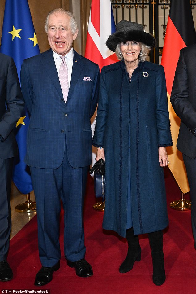Beamte des Palastes teilten gestern Abend Bilder der offiziellen Einladungen und enthüllten, dass Camilla offiziell Königin werden wird, wodurch das „Gemahl“ aus ihrem Titel gestrichen wurde, während Prinz George als eine der Ehrenseiten benannt wurde