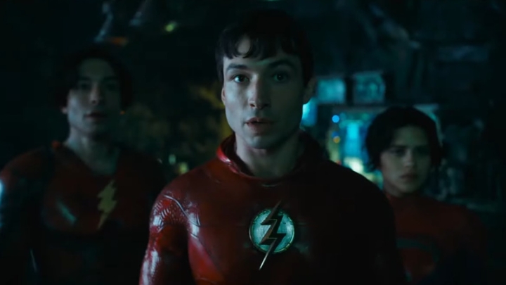 Ezra Miller als The Flash, der nach vorne blickt.