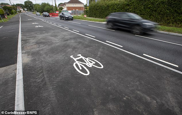 Ollie Frampton, 25, ein Autoverkäufer, der das Foto gemacht hat, behauptet, dass er jeden Tag Radfahrer sieht, die die Fahrspur ignorieren