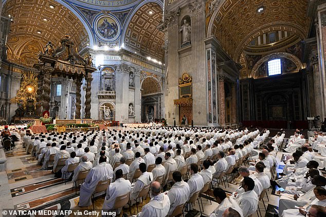 Ein Foto, das am 6. April 2023 von den Vatikanischen Medien aufgenommen und als Handout herausgegeben wurde, zeigt Prälaten, die an der Feier der Chrisammesse im Rahmen der Karwoche am 6. April 2023 im Petersdom im Vatikan teilnehmen