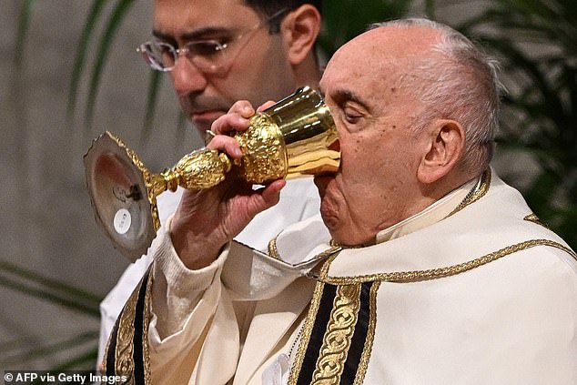Papst Franziskus trinkt aus dem Kelch, während er die Feier der Chrisammesse im Rahmen der Karwoche am 6. April 2023 im Petersdom im Vatikan leitet