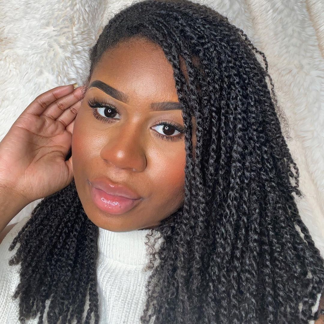 Selfie von schwarzen Frauen, die Mini-Twists mit Seitenscheitel tragen