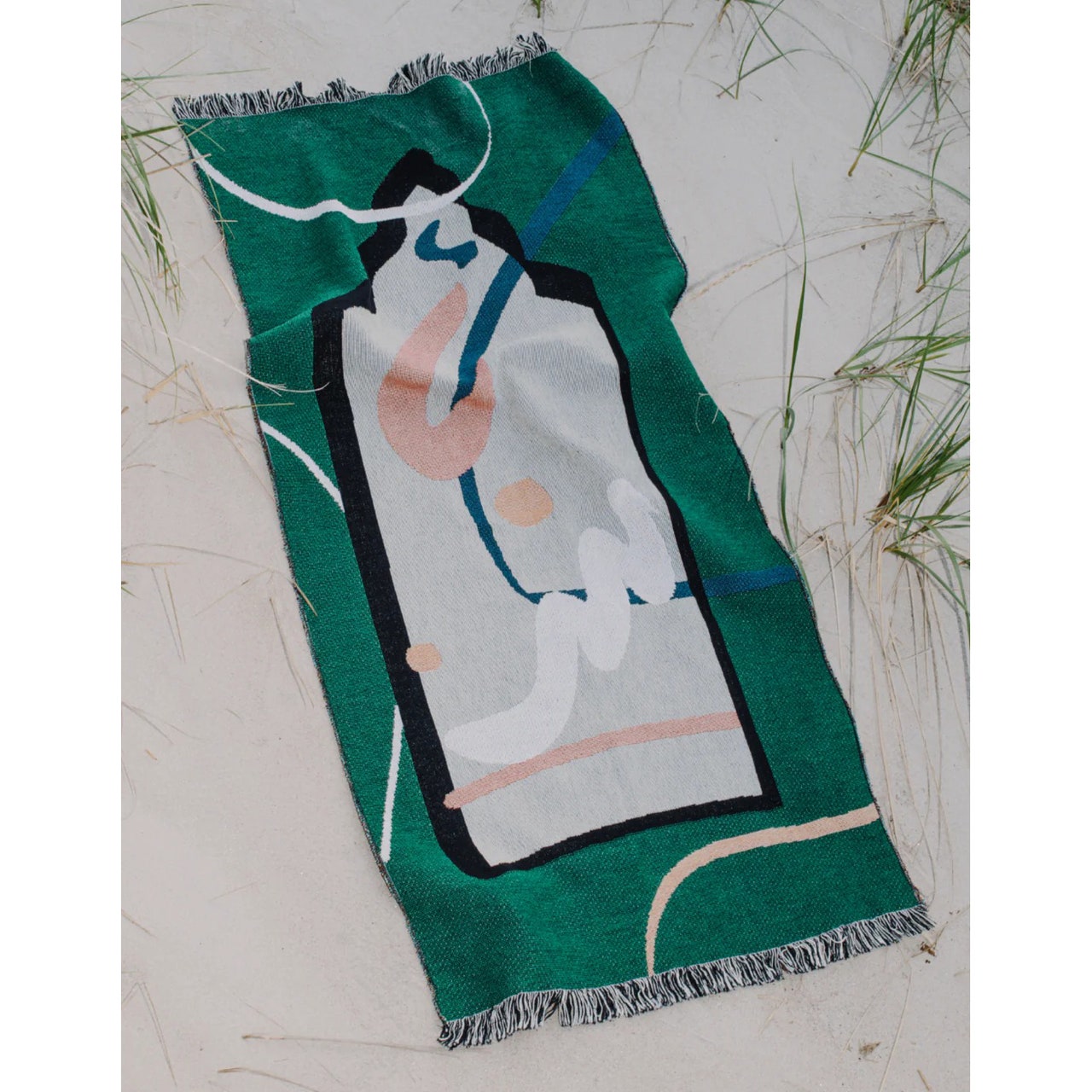 Niyya Salaa Mat grüner Gebetsteppich mit Fensterillustration und Schnörkeldesign auf Sand mit weißen Rändern auf weißem Hintergrund