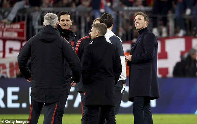 Auch Dino Toppmoller (zweiter von links) ist im Rennen, nachdem er nach der Entlassung von Julian Nagelsmann (rechts) und seinem Trainerteam beim FC Bayern München als Assistent entlassen wurde