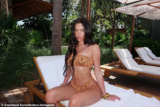 Vollbusig: Die 25-jährige brünette Schönheit teilte Schnappschüsse auf Instagram und konnte ihre üppige Oberweite in einem winzigen orangefarbenen Bandeau-Oberteil mit Leopardenmuster kaum unterdrücken