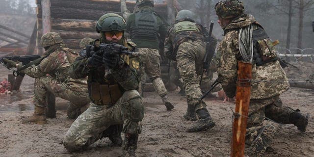 Ukrainische Soldaten verschiedener Brigaden nehmen am 11. März 2023 an einer Militärübung zum psychologischen Kampftraining an einem unbekannten Ort nahe der Grenze zu Weißrussland in der Ukraine teil. 