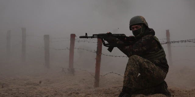 Ein ukrainischer Soldat nimmt am 11. März 2023 an einer Militärübung zum psychologischen Kampftraining an einem unbekannten Ort nahe der Grenze zu Weißrussland in der Ukraine teil. 