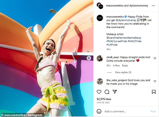 Mac Cosmetics hat ein Foto von Mulvaney auf seiner Instagram-Seite gepostet, um Pride im Jahr 2022 zu feiern