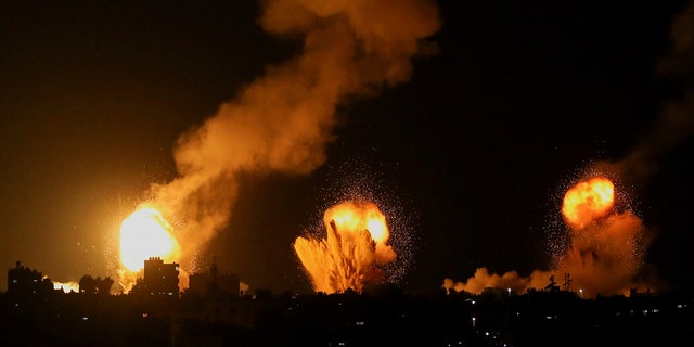 Rauch und Flammen steigen während israelischer Luftangriffe auf Khan Younis im südlichen Gazastreifen am 7. April 2023 auf.