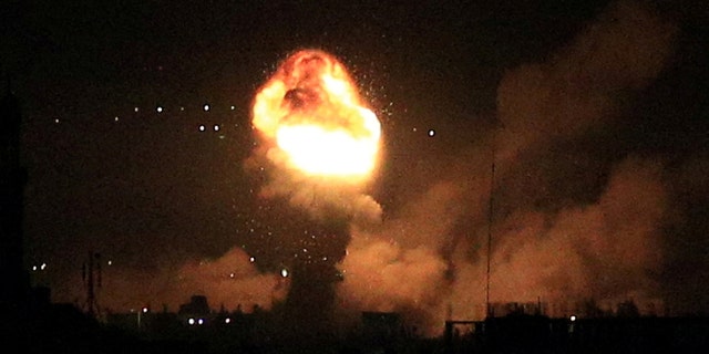 Rauch und Flammen steigen während israelischer Luftangriffe in Gaza am 6. April 2023 auf. 