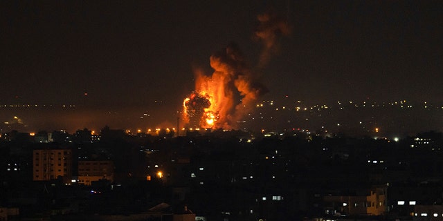 Feuer und Rauch steigen nach einem israelischen Luftangriff im zentralen Gazastreifen am Freitag, den 7. April 2023. 