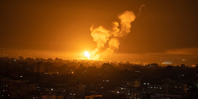 Ein israelischer Luftangriff im zentralen Gazastreifen am Freitag, den 7. April 2023, ließ Feuer und Rauch aufsteigen. 