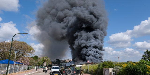 Rauch steigt von einem Feuer auf, nachdem Raketen aus dem Libanon am Donnerstag, dem 6. April 2023, Bezet im Norden Israels getroffen haben. 