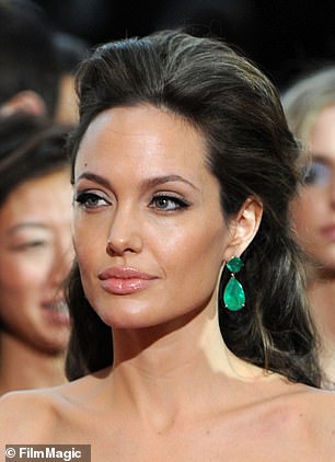Bis zu zehn Prozent der Frauen, die an Brustkrebs erkranken, tragen ein verändertes Gen in sich, das durch die Hollywood-Schauspielerin berühmt wurde.  Angelina Jolie unterzog sich 2013 einer präventiven doppelten Mastektomie, nachdem sie positiv auf das mutierte BRCA1-Gen getestet worden war