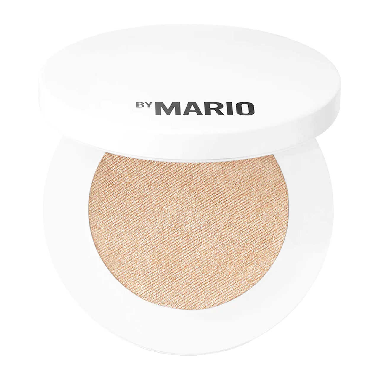 Make-up von Mario Soft Glow Highlighter runder weißer Kompakter aus gelblichem Champagner-Highlighter auf weißem Hintergrund