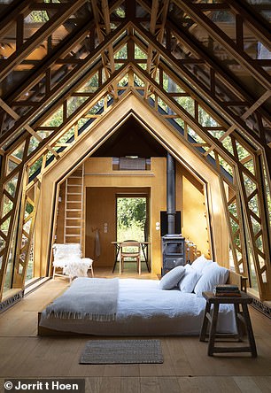 Der Raum kann neu konfiguriert werden, um ein Holzdach oder ein Glasdach zu schaffen
